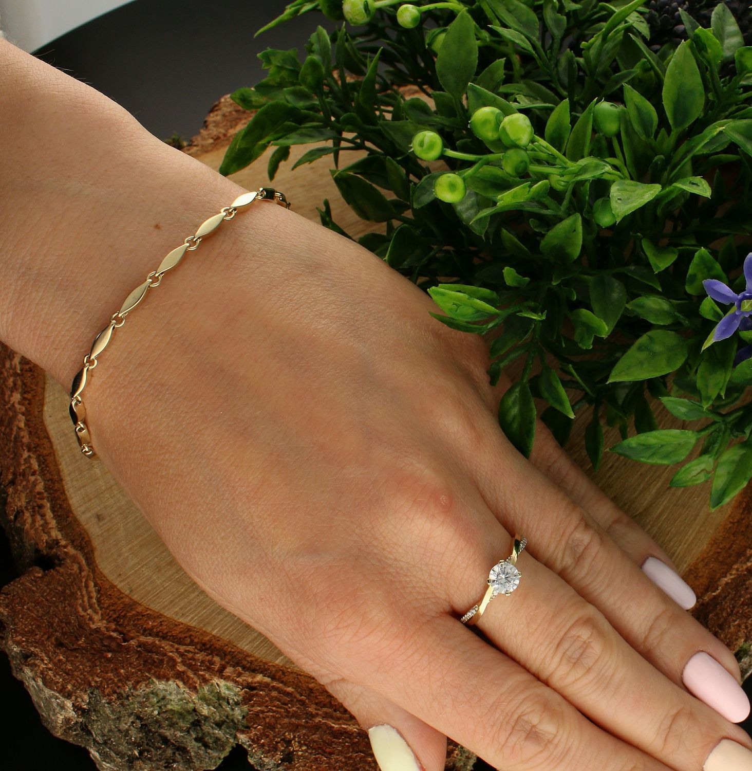 Bransoletka złota 333 z elementami podłużnymi ''łezki'  BR 6815 333. Bransoletka złota damska. Złota bransoletka o nowoczesnym wzorze. Bransoletka złota damska celebrytka. Złota bransoletka idealna na prezent. Bransoletka na.jpg